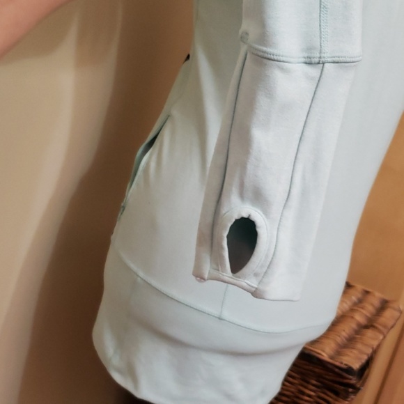 Lululemon long sleeve ladies top. Size 4 - Picture 4 of 4